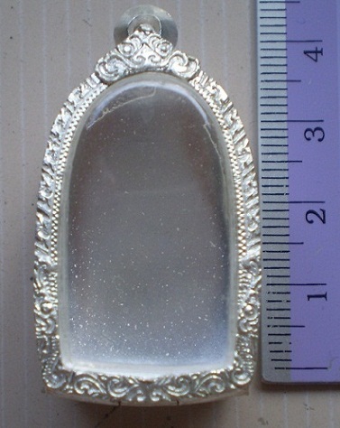 ตลับเงินแกะลาย  ปิดหลังบ ใส่พระคงเนื้อดิน เคาะเดียว 