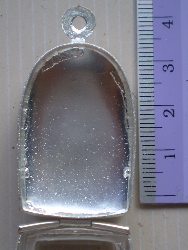 ตลับเงินแกะลาย  ปิดหลังบ ใส่พระคงเนื้อดิน เคาะเดียว 