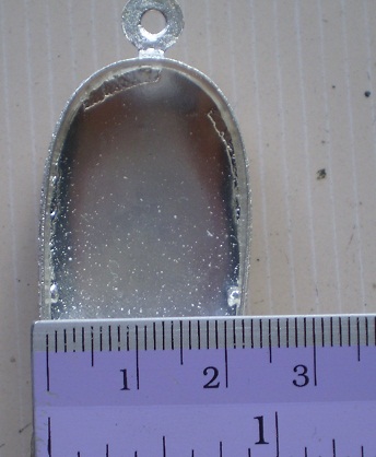 ตลับเงินแกะลาย  ปิดหลังบ ใส่พระคงเนื้อดิน เคาะเดียว 