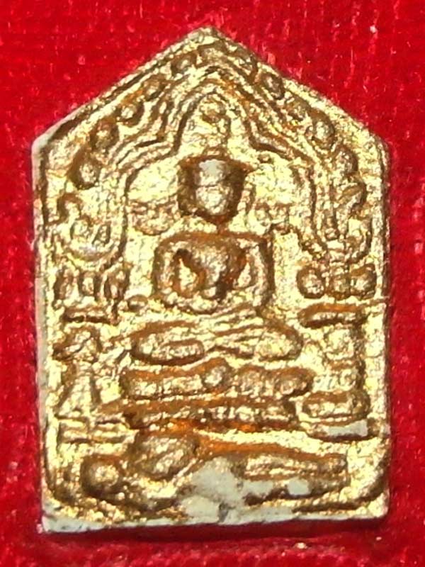 พระขุนแผนผงพรายกุมาร พิมพ์เล็ก เนื้อขาวทาทอง ปี 2543 หลวงพ่อสาคร วัดหนองกรับ ระยอง 