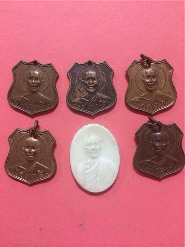 หลวงพ่อโอภาสี ยกชุด 1500 บาทเท่านั้นเองครับ