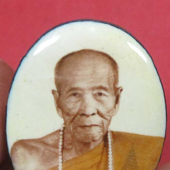 ล๊อกเก็ตรุ่นฉากขาวทอง รุ่นสุดท้าย หลวงปู่คำบุ คุตฺตจิตฺโต วัดกุดชมภู จ.อุบลราชธานี รุ่นอุดมทรัพย์