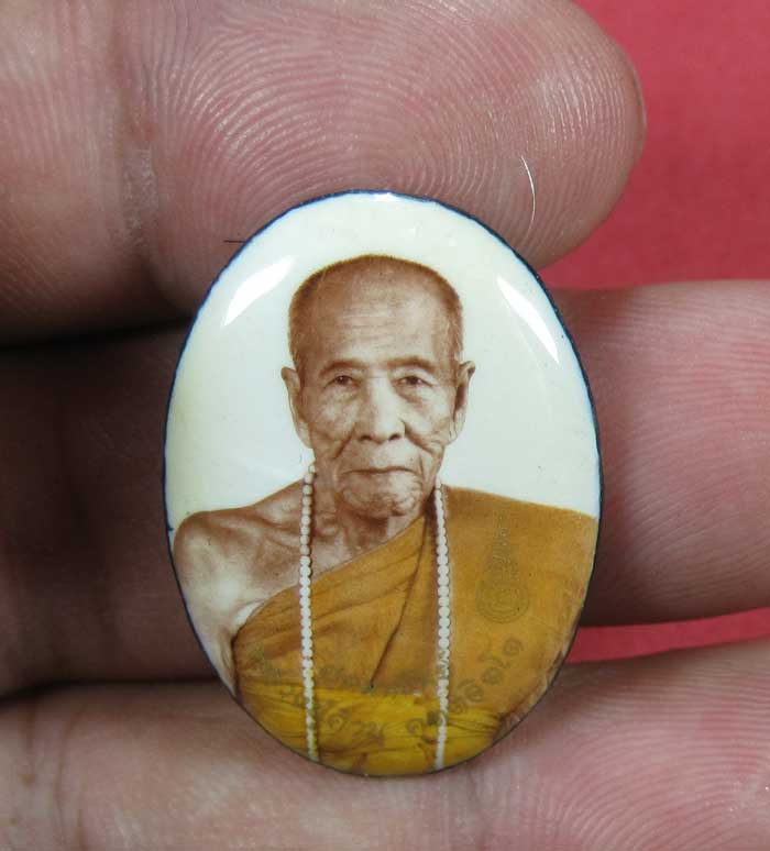 ล๊อกเก็ตรุ่นฉากขาวทอง รุ่นสุดท้าย หลวงปู่คำบุ คุตฺตจิตฺโต วัดกุดชมภู จ.อุบลราชธานี รุ่นอุดมทรัพย์