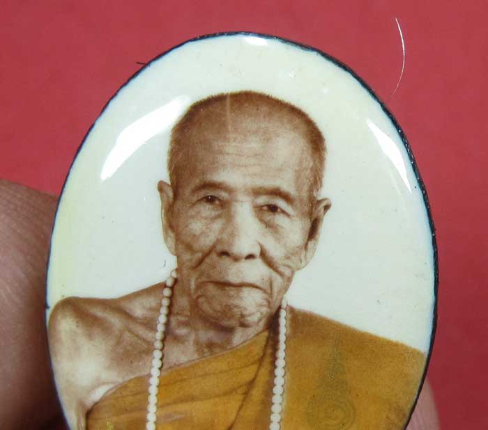 ล๊อกเก็ตรุ่นฉากขาวทอง รุ่นสุดท้าย หลวงปู่คำบุ คุตฺตจิตฺโต วัดกุดชมภู จ.อุบลราชธานี รุ่นอุดมทรัพย์