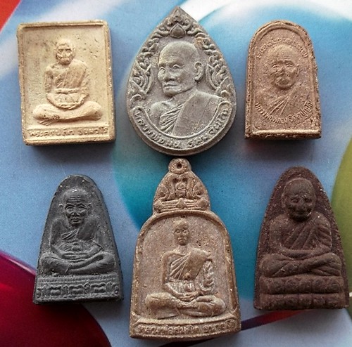 แดง 60 บาท รวมพระเนื้อผง 6 องค์ ....... *** Ph889