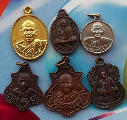 แดง 60 บาท รวมเหรียญพระเกจิ 6 เหรียญ ....... *** Ph887