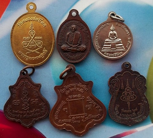 แดง 60 บาท รวมเหรียญพระเกจิ 6 เหรียญ ....... *** Ph887