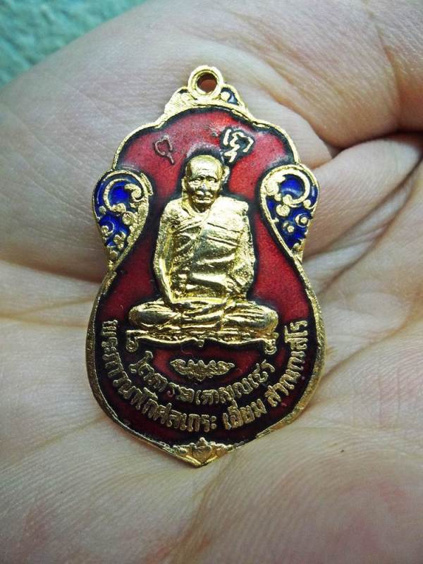 2 รายการ หลวงปู่เอี่ยม วัดหนัง ออกวัดโคนอน กะไหล่ทองลงยา ปี2515 + เม็ดกระดุม สวยๆครับ
