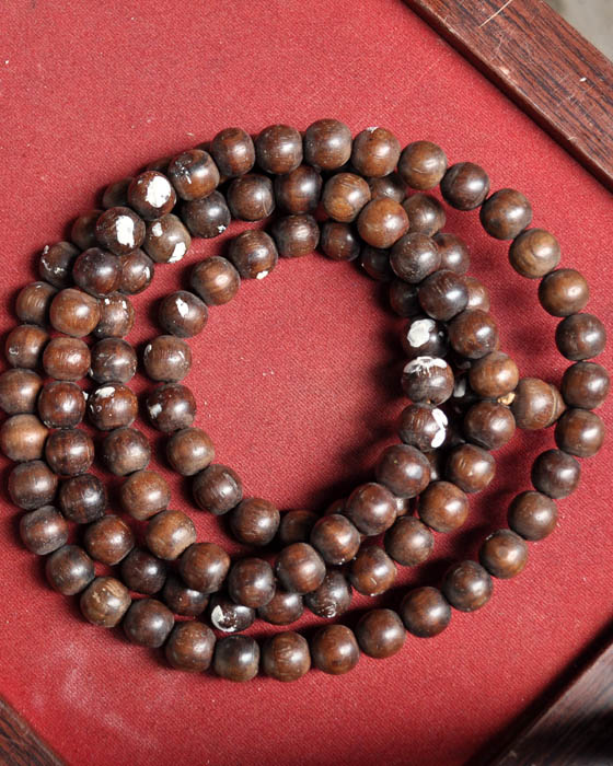 ลูกประคำ หลวงปู่คำบุ วัดกุดชมภู หลวงปู่เจิ่มพร้อมอธิฐานจิตให้หลายครั้งคับ 