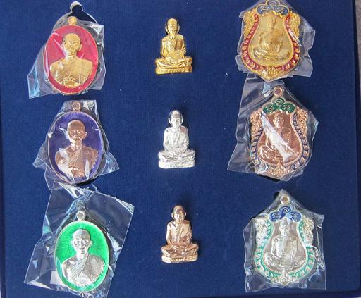 เหรียญปฏิหาริย์ EOD ชุดของขวัญ  หลวงพ่อคูณ   ๑ ชุด ๙ องค์
