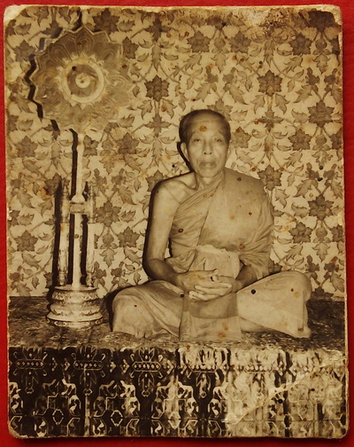 (เคาะเดียวแดง)......รูปถ่ายเก่าพระเกจิอาจารย์ วัดมหาบุศย์ (วัดแม่นาคพระโขนง) ปี พ.ศ.2513 ราคาเบาๆ