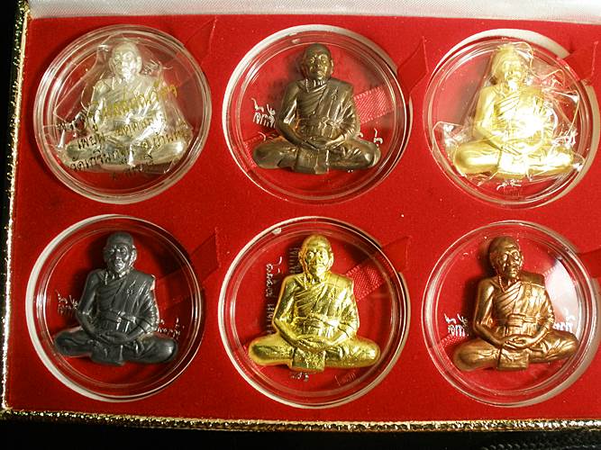 เหรียญปั้มตัดชิด(ชุดใหญ่) รุ่นฉลองสมณศักดิ์ ปี 2548 หลวงพ่อเพี้ยน วัดเกริ่นกฐิน จ.ลพบุรี
