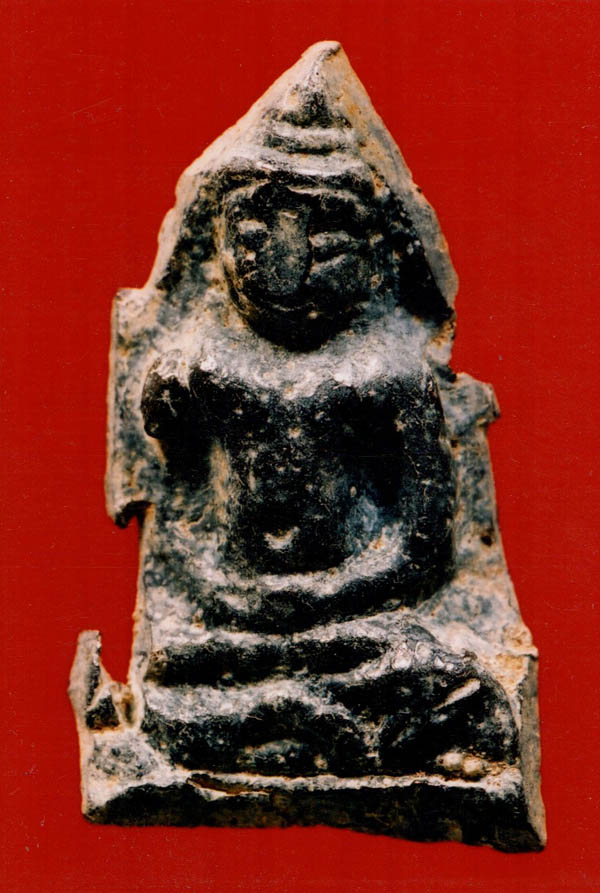 พระร่วงนั่ง กรุบ้านพลูหลวง จ.สุพรรณบุรี เนื้อตะกั่วสนิมแดง