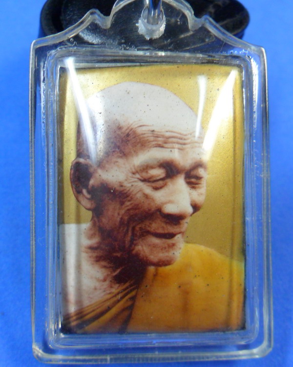 ล็อกเกตฉากทอง หลวงปู่กาหลง เขี้ยวแก้ว หมายเลข 497 รุ่นไหว้ครู ๔๘