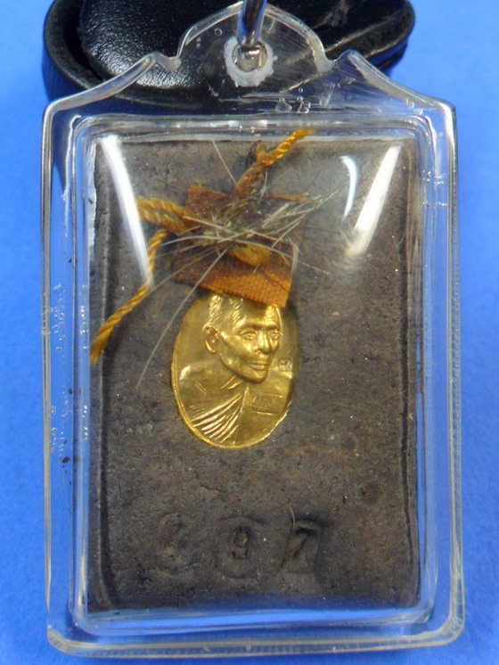 ล็อกเกตฉากทอง หลวงปู่กาหลง เขี้ยวแก้ว หมายเลข 497 รุ่นไหว้ครู ๔๘