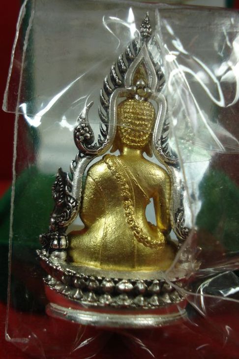 พระพุทธชินราช รุ่น จอมราชันย์ วัดพระศรีรัตนมหาธาตุฯ จ.พิษณุโลก เนื้อโลหะชุบทองซุ้มเงิน