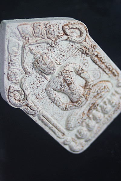 พระขุนแผนผงพลายกุมาร ปี 57 เนื้อขาว *เคาะเดียว* เลข 941 ในงานพิธีเททองหล่อหัวใจ วันที่ 9 มีนาคม 2