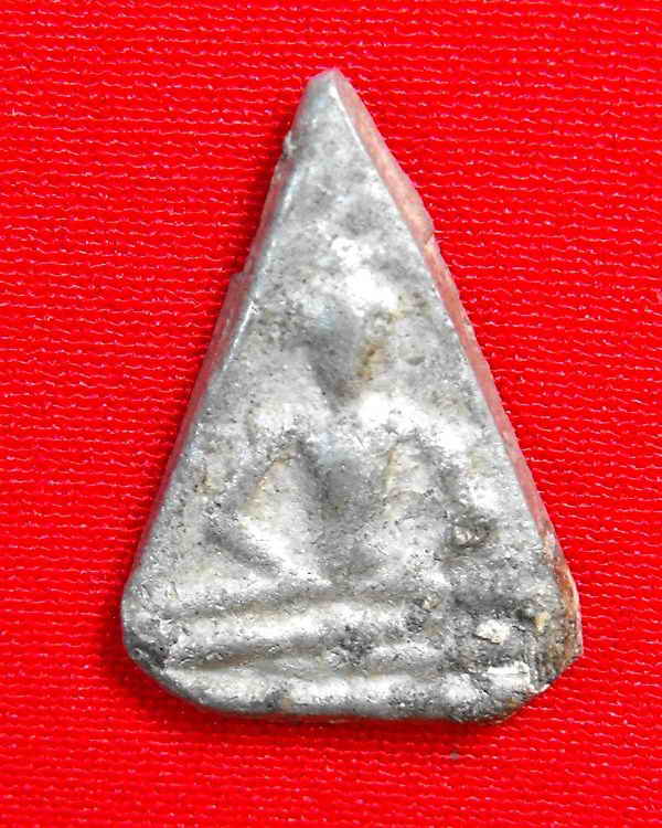 พระร่วงเข่ากว้าง กรุวัดเขาพนมเพลิง จ.สุโขทัย