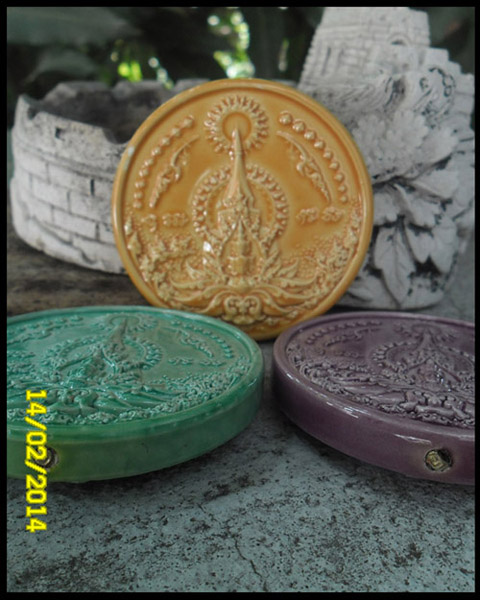 >> เคาะเดียว << อภิปัญญามหาเศรษฐี เนื้อผงเคลือบครบ 3 สี ขนาด 5.5 ซม.