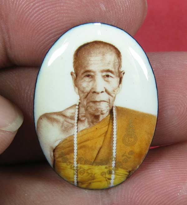 ล๊อกเก็ตรุ่นฉากขาวทอง รุ่นสุดท้าย หลวงปู่คำบุ คุตฺตจิตฺโต วัดกุดชมภู จ.อุบลราชธานี รุ่นอุดมทรัพย์