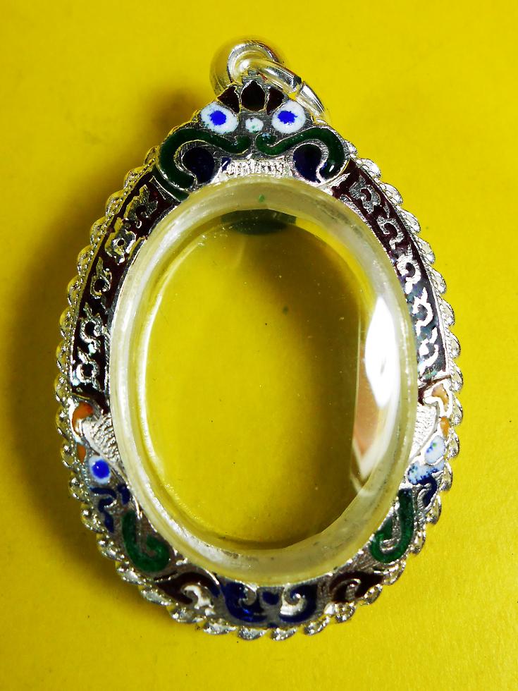 ตลับเงินลงยาถักเกลียวนอกสวยครับ ใน กว้าง27 mm สูง 37 mm...เคาะเดียว