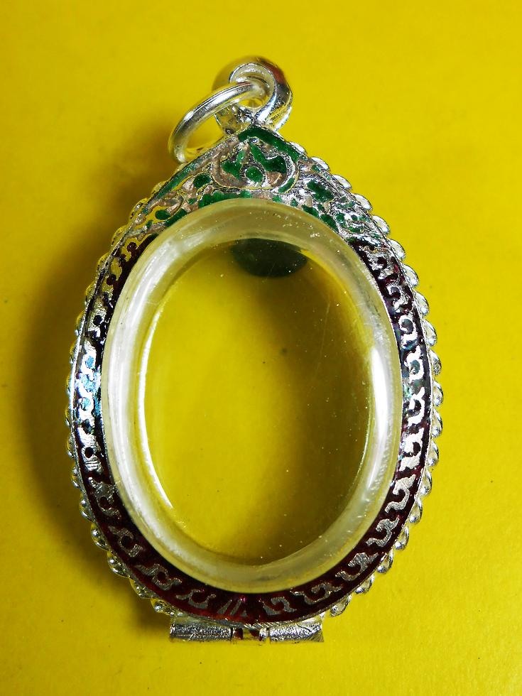 ตลับเงินลงยาถักเกลียวนอกสวยครับ ใน กว้าง27 mm สูง 37 mm...เคาะเดียว