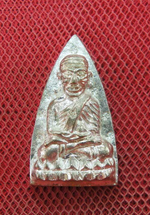 หลวงปู่ทวดหลังเตารีดหล่อโบราณวัดบวรนิเวศวิหาร เนื้อนวะโลหะแก่เงิน 12 โค๊ด หมายเลข 137 ปี 43