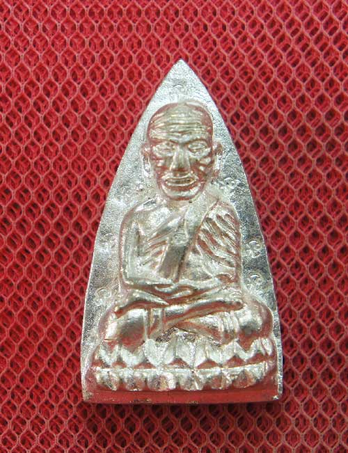 หลวงปู่ทวดหลังเตารีดหล่อโบราณวัดบวรนิเวศวิหาร เนื้อนวะโลหะแก่เงิน 12 โค๊ด หมายเลข 138 ปี 43
