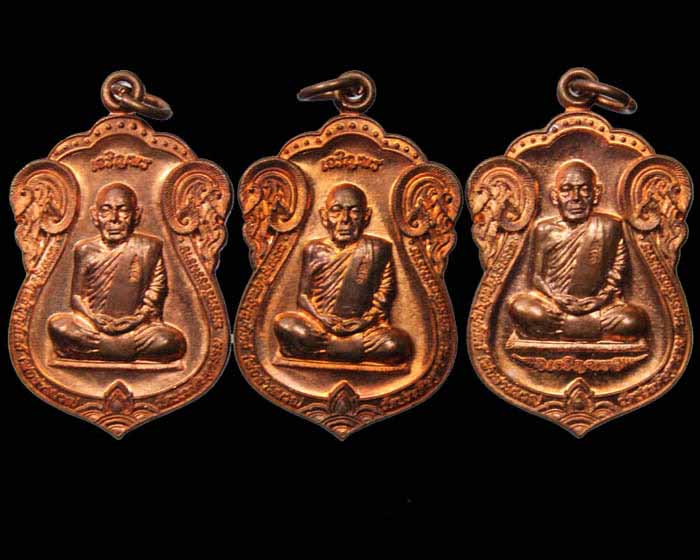 เหรียญเสมาเจริญพร พ่อท่านนวล รุ่น เจริญพร ๘๘ พ.ศ.2552 3 เหรี ยญพร้อมกล่องเดิม เคาะเดียวครับ