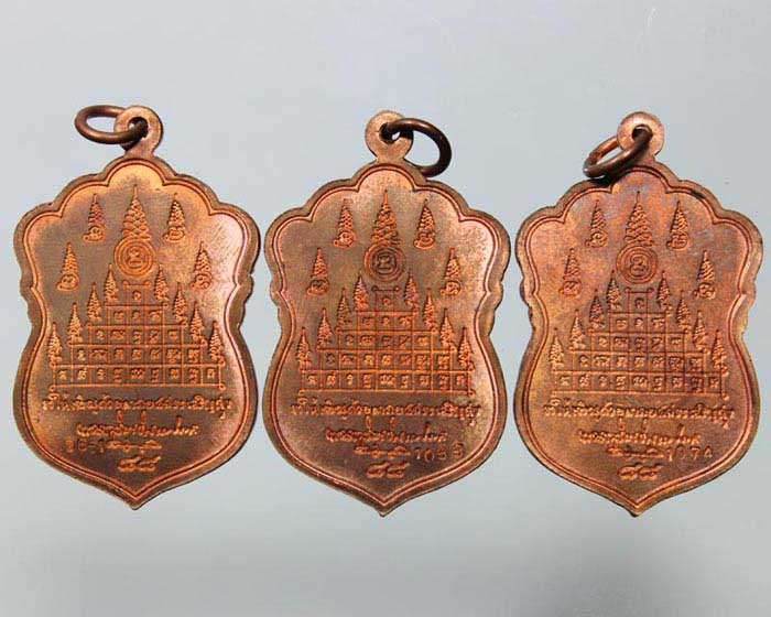 เหรียญเสมาเจริญพร พ่อท่านนวล รุ่น เจริญพร ๘๘ พ.ศ.2552 3 เหรี ยญพร้อมกล่องเดิม เคาะเดียวครับ