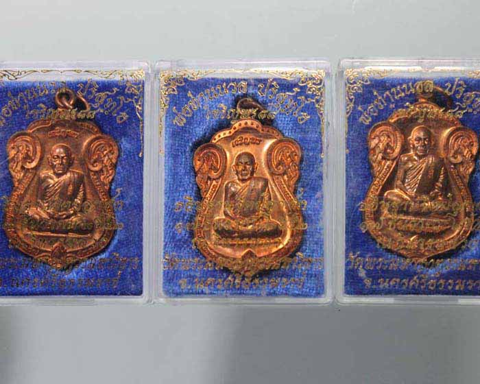 เหรียญเสมาเจริญพร พ่อท่านนวล รุ่น เจริญพร ๘๘ พ.ศ.2552 3 เหรี ยญพร้อมกล่องเดิม เคาะเดียวครับ