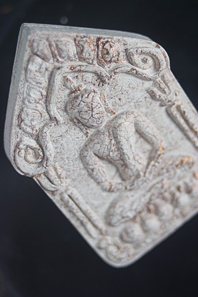 พระขุนแผนผงพลายกุมาร ปี 57 เนื้อขาว *เคาะเดียว* เลข 942 ในงานพิธีเททองหล่อหัวใจ วันที่ 9 มีนาคม