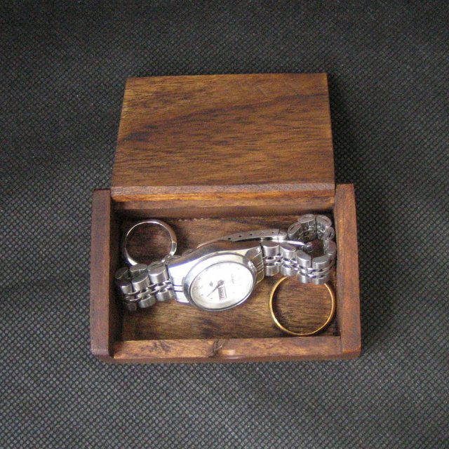 กล่องไม้สักสำหรับใส่พระ,เครื่องประดับ ฯลฯ ราคาไม่แพงครับ