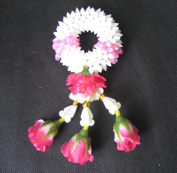 พวงมาลัยประดิษฐ์ทำมาจากพลาสติกนะครับ  เหมาะสำหรับบูชาพระ มีความคงทน น้ำหนักเบา