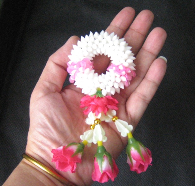 พวงมาลัยประดิษฐ์ทำมาจากพลาสติกนะครับ  เหมาะสำหรับบูชาพระ มีความคงทน น้ำหนักเบา