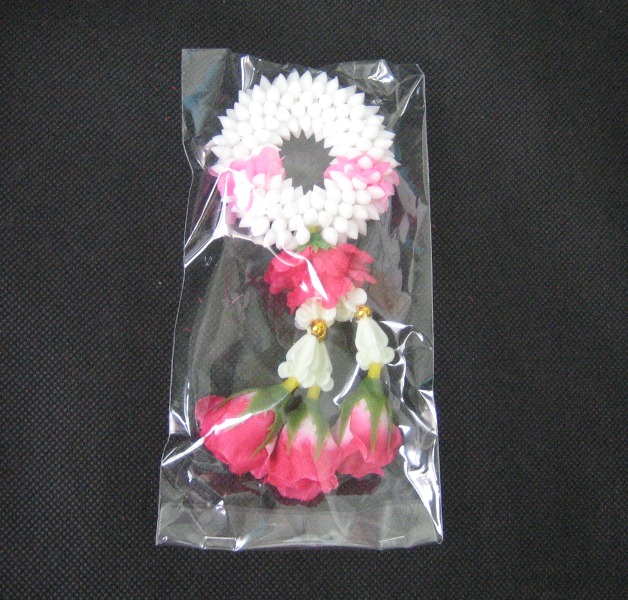 พวงมาลัยประดิษฐ์ทำมาจากพลาสติกนะครับ  เหมาะสำหรับบูชาพระ มีความคงทน น้ำหนักเบา