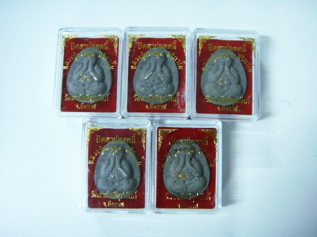 พระปิดตาปลดหนี้ ฝังตะกรุดเงิน 5 องค์ สวยมากครับ 