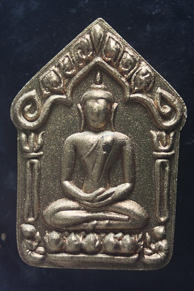 พระขุนแผนผงพลายกุมาร ปี 57 เนื้อเหลืองทาทองฝังตะกุดทองแดง + พลอย *เคาะเดียว* เลข  1304