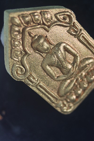 พระขุนแผนผงพลายกุมาร ปี 57 เนื้อเหลืองทาทองฝังตะกุดทองแดง + พลอย *เคาะเดียว* เลข  1304