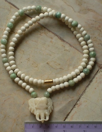 สร้อยกระดูกช้าง  สลับเม็ดหินหยก  ห่วงกลางหัวช้าง  เคาะเดียว  