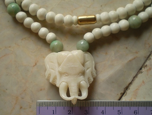 สร้อยกระดูกช้าง  สลับเม็ดหินหยก  ห่วงกลางหัวช้าง  เคาะเดียว  