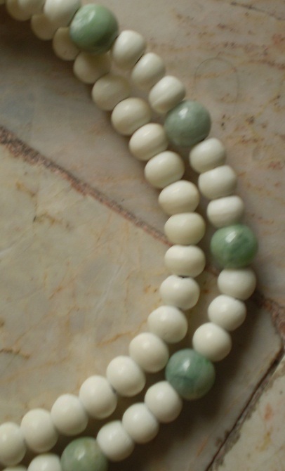 สร้อยกระดูกช้าง  สลับเม็ดหินหยก  ห่วงกลางหัวช้าง  เคาะเดียว  