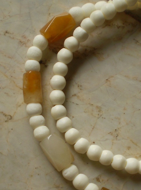 สร้อยกระดูกช้างบ  สลับหินธรรมชาติ  เคาะเดียว 