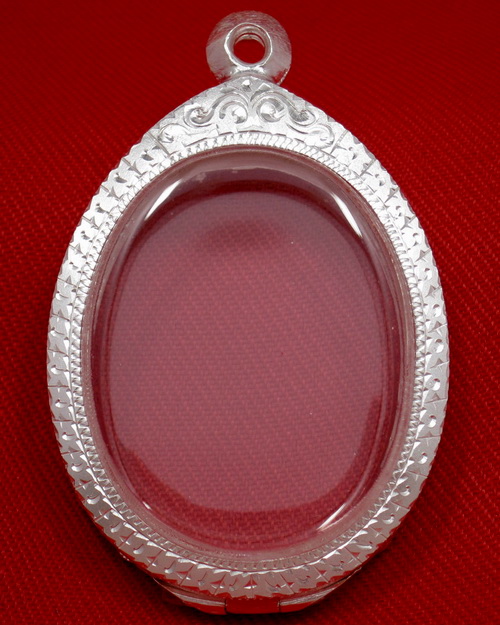 ตลับเงิน 95% สำหรับใส่เหรียญปิดตา ลป แก้ว รุ่นแรก ปี19 ปรกแปดรอบไตรมาสห่วงเชื่อมหลวงปู่ทิมและรูปไข่