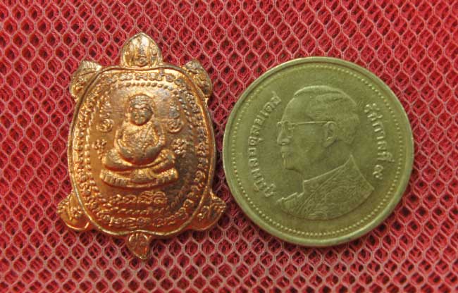 เต่าหลวงพ่อหลิว วัดไทรทองพัฒนา รุ่น เฮงกับเฮง ปี 38 งานปิดทองลูกนิมิต เนื้อทองเเดง พร้อมกล่อง