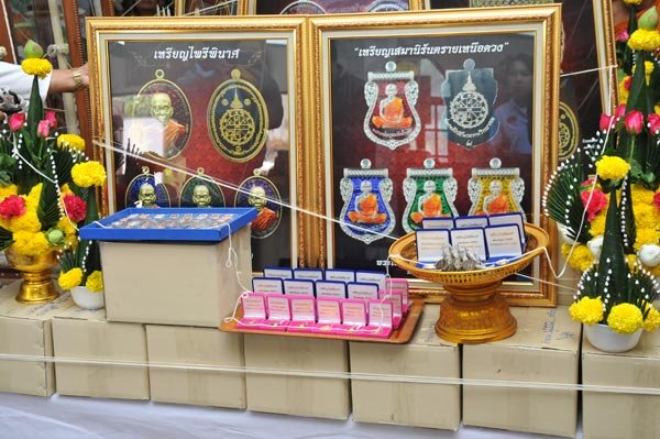 เหรียญเสมาหน้าเลื่อน หลวงพ่อคูณ รุ่นนิรันตรายเหนือดวง เนื้อทองแดงไม่ตัดปีก พร้อมกล่อง หมายเลข ๑๔๐๘