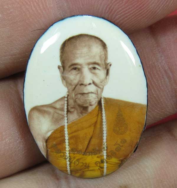 ล๊อกเก็ตรุ่นฉากขาวทอง รุ่นสุดท้าย หลวงปู่คำบุ คุตฺตจิตฺโต วัดกุดชมภู จ.อุบลราชธานี รุ่นอุดมทรัพย์