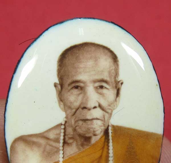 ล๊อกเก็ตรุ่นฉากขาวทอง รุ่นสุดท้าย หลวงปู่คำบุ คุตฺตจิตฺโต วัดกุดชมภู จ.อุบลราชธานี รุ่นอุดมทรัพย์