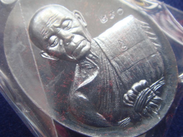 เหรียญหลวงพ่อคูณ ปาฎิหาริย์ EOD พิมพ์ครึ่งองค์ ออกวัดบ้านไร่ปี57 เนื้อทองแดงรมดำ เลข.290 สภาพสวย