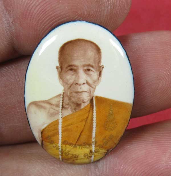 ล๊อกเก็ตรุ่นฉากขาวทอง รุ่นสุดท้าย หลวงปู่คำบุ คุตฺตจิตฺโต วัดกุดชมภู จ.อุบลราชธานี รุ่นอุดมทรัพย์